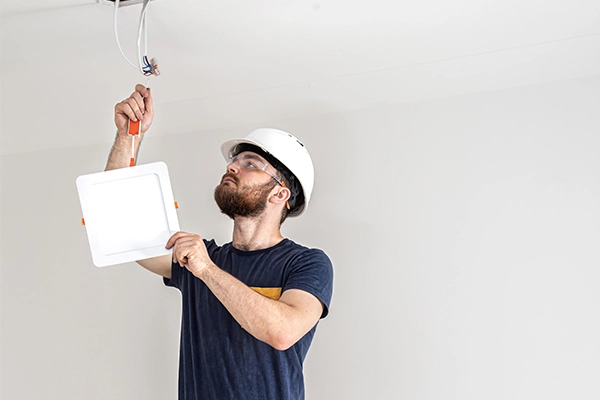 Electricista barato Gandía instalando una lámpara con soluciones rápidas y profesionales