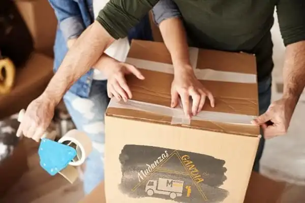 Montadores de muebles Gandía montando y embalando cajas durante una mudanza